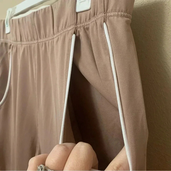 Gymshark Recess Joggers in Taupe Size Large - Picture 4 of 10